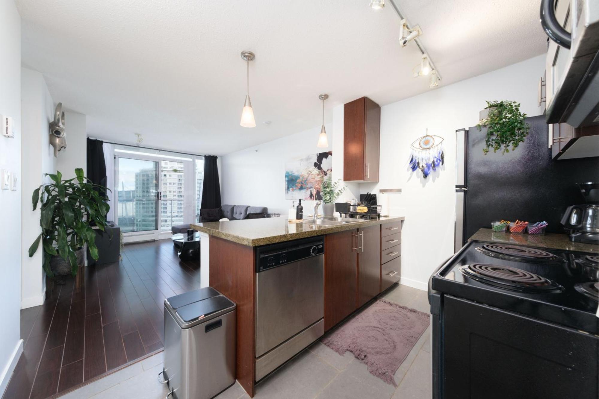 Central 1-Bedroom Apartment With Pool, Jacuzzi & Sauna Vancouver Exterior photo