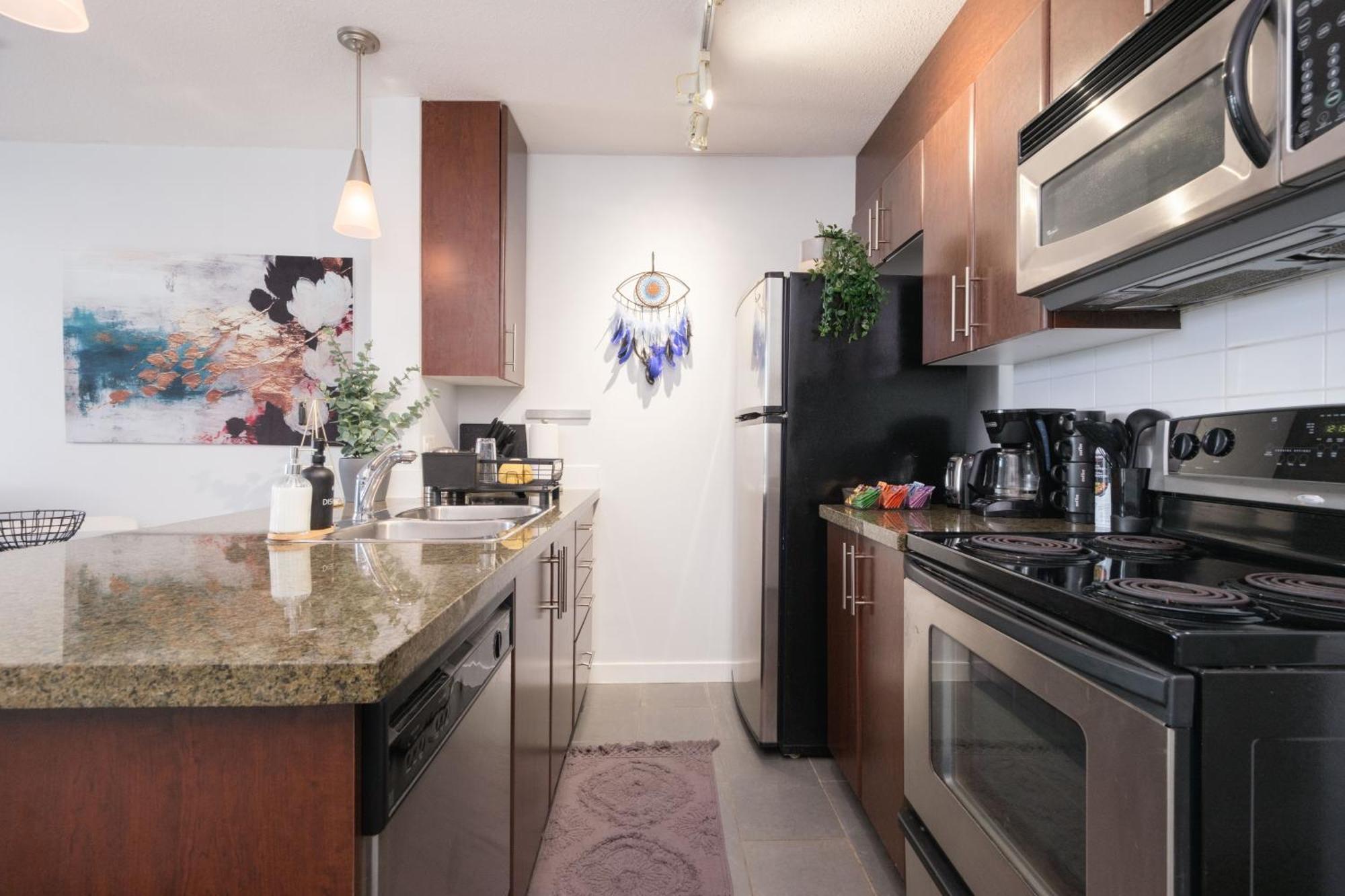 Central 1-Bedroom Apartment With Pool, Jacuzzi & Sauna Vancouver Exterior photo